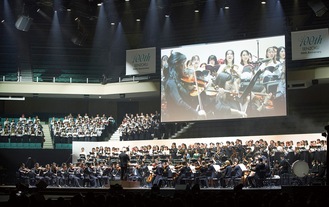 10月に日本武道館で行われた記念音楽祭＝同学園提供。ベートーベンの「第九」演奏では、合唱団に約３００人が参加し、管弦楽団らと共に音楽を作り上げた