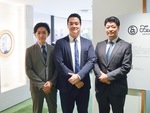 前田本部長（中央）と記念式典を担当した吉岡さん（右）、直井洋諭さん。場所は10月に本部棟１階に開設した洗足学園100周年記念館「Feel SENZOKU」