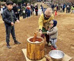 餅つきを体験する男の子