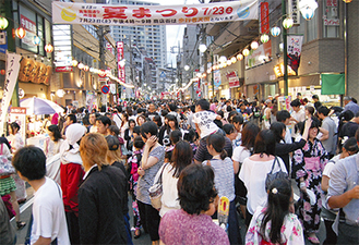 多くの来場者で賑わうメインストリート（写真は昨年）