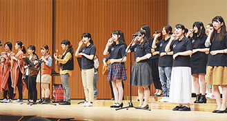 手話と歌、演奏を披露する日本女子大生