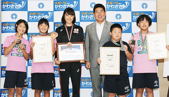 （左から）関戸さん、小川さん、根本さん、福田市長、松山上太郎君、松山桜さん