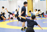 専大生田キャンパスのレスリング場で練習する同教室