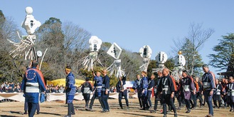 多摩区消防出初式でまといを披露(１月)