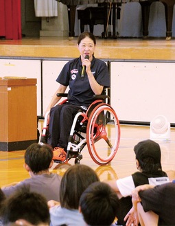 児童に語りかける成田さん