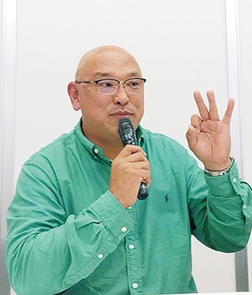 見解を述べる吉原氏