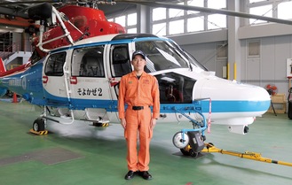 派遣された消防ヘリコプター「そよかぜ２」と佐藤さん＝東京ヘリポート