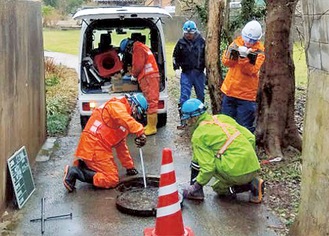 志賀町で調査を行う市下水道担当職員＝市提供