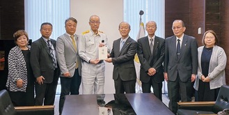 坂口輪島市長（左から4人目）に目録を渡す濃沼会長（同5人目）と、菅町会の役員＝輪島市役所（濃沼会長提供）