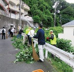 有志35人で草刈りや清掃