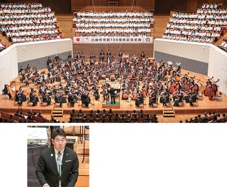 ㊤節目に花を添えたオーケストラ･合唱団㊦式辞を述べる福田市長