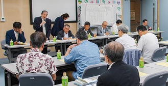 出席者の前に立ちあいさつする安陪会長