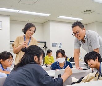 発表に耳を傾ける今井代表（右から２番目）と子どもたち