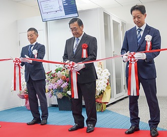 右から新井支店長、山田社長、石田取締役常務執行役員