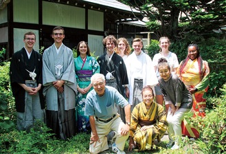 仏大学生と原島理事長（前列中央）たち