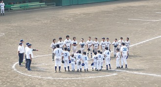 試合後、整列する川崎愛児園の子どもたち（手前）