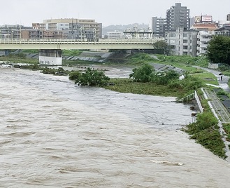 多摩川の放流部＝８月30日午前９時30分頃