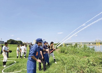 多摩川へ向け放水＝同町会提供