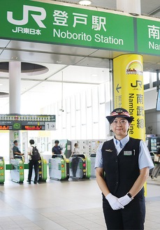 改札口の前に立つ田中駅長