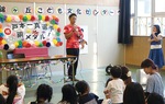 子どもたちの質問に答える戸本さん