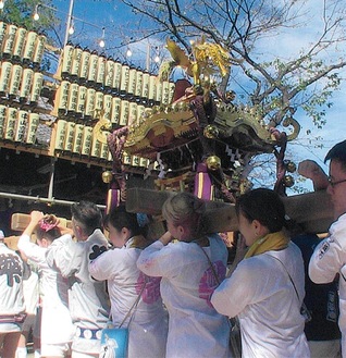 渡御を終え、宮入りする神輿＝提供