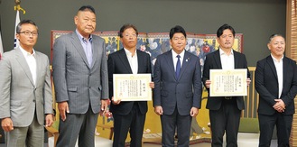 矢島社長（右から４人目）、山根会長（同２人目）、福田市長（同３人目）、関係者ら