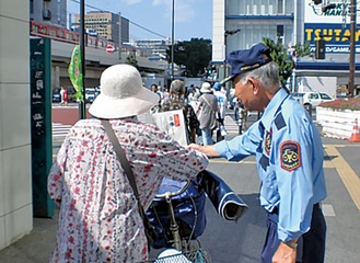 自転車マナーアップ指導員の巡回の様子（川崎市提供）