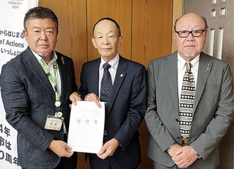 佐藤区長（左）に要望書を渡す西尾会長（中央）と手塚達雄副会長