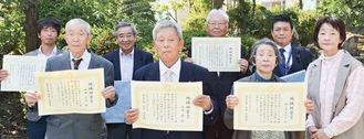 （前列左から）新田さん、山崎さん、梶さん、石井よし子さん（後列左から）小栗さん、末永さん、中島さん、吉田直樹さん