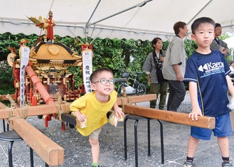 展示された神輿に親しむ兄弟