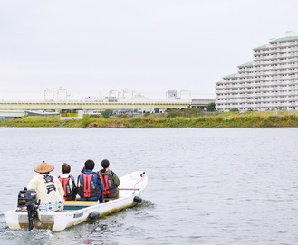 狛江市に向かって川を渡る乗船者たち