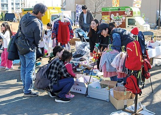 交流を深める地域住民ら