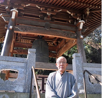 鐘楼堂と溝江住職