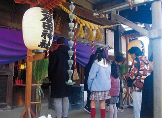 初詣をする参拝者＝同神社提供