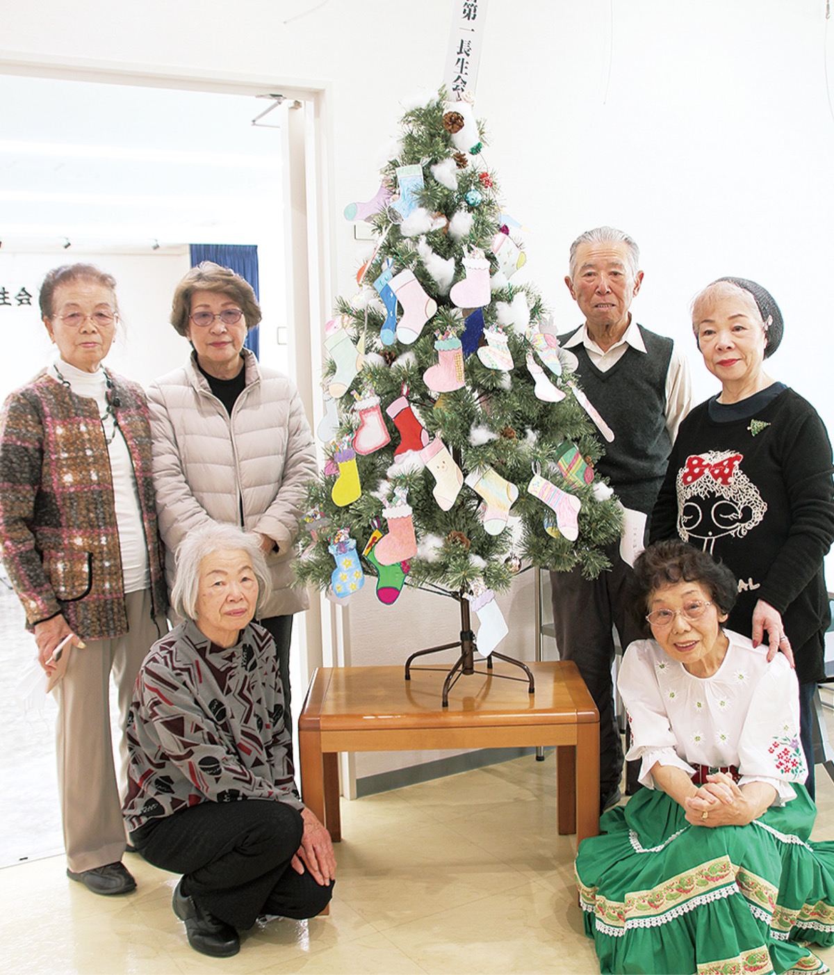 塗り絵でクリスマス 菅第一長生会 ツリー装飾 | 多摩区 | タウンニュース