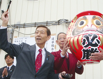 事務所前で笑顔の田島氏