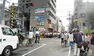 朝の通勤・通学時は車道にも多くの人