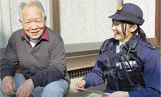 記入を呼びかける警察官