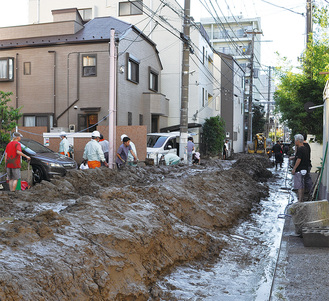 汚泥の処理作業にあたる山王町の住民ら（13日撮影）