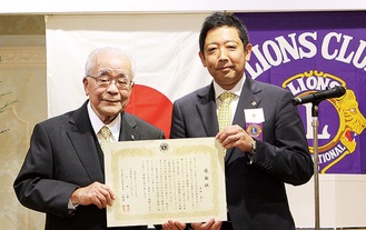 感謝状を手にする中田さん（左）と原会長