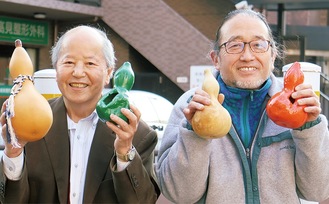 ひょうたんを手にする川島さん(右)と石川さん