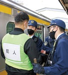 被疑者を確保する警察署員