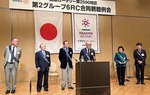 壇上であいさつする６クラブの会長