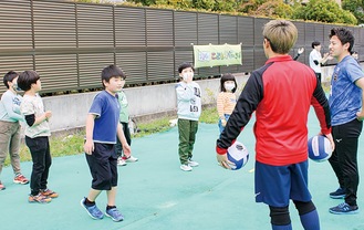 代表選手から学ぶ参加児童