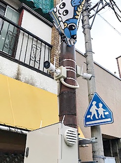 街路灯に設置した防犯カメラ