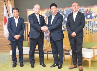 左から高橋さん、福田市長、林さん、常盤さん