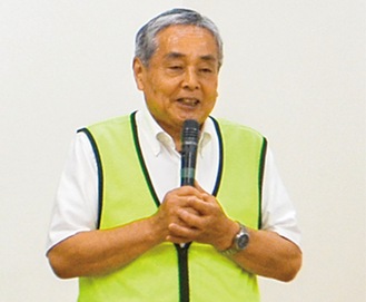 挨拶する山本委員長