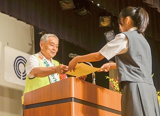 表彰状を受け取る河副さん