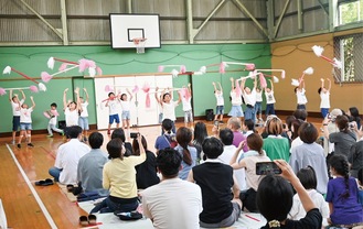 バトンを使った踊りを披露する児童