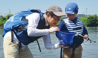 生き物を観察する親子